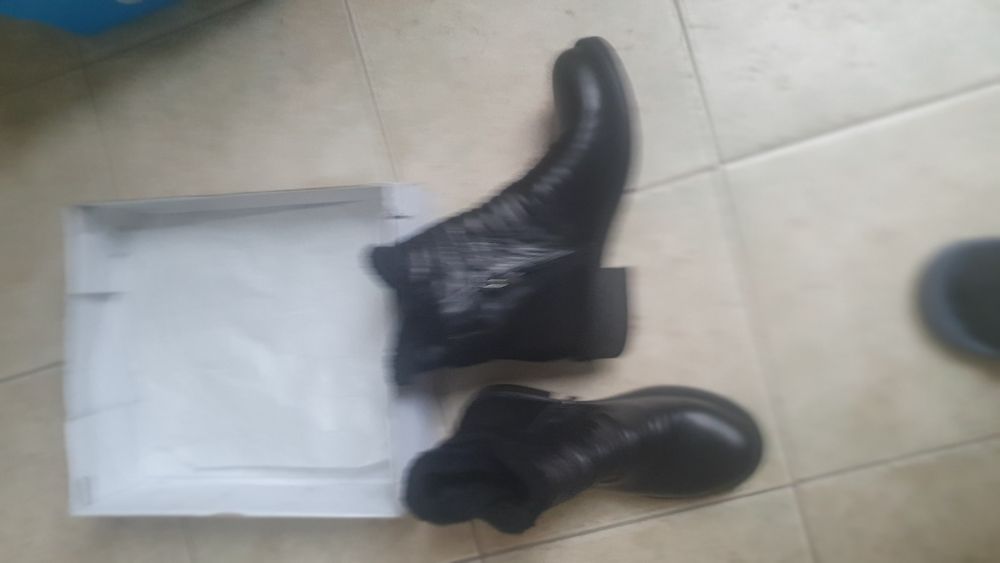 Продавам евтино неупотребявани дамски обувки,ботуши и маратонки