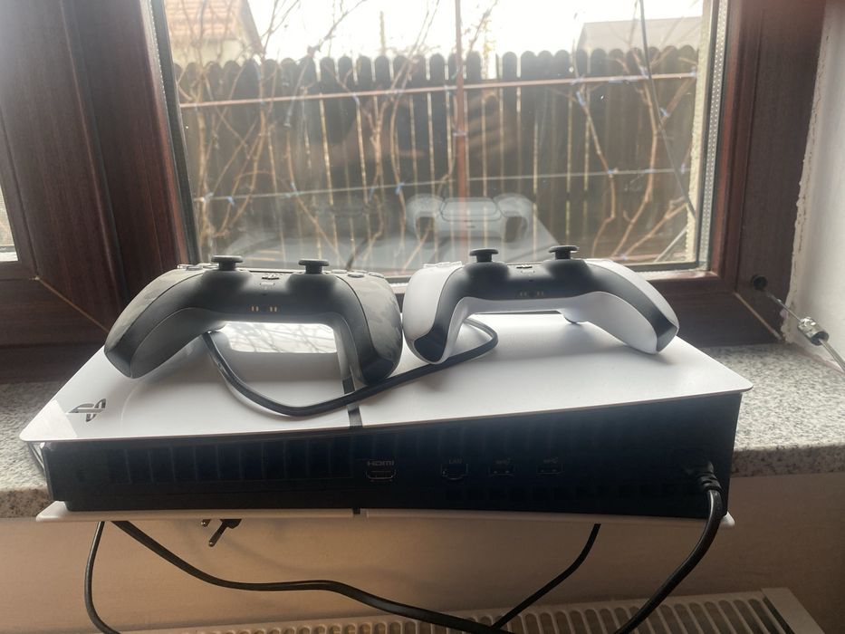 Vand playstation 5 plus doua manete, pret fix