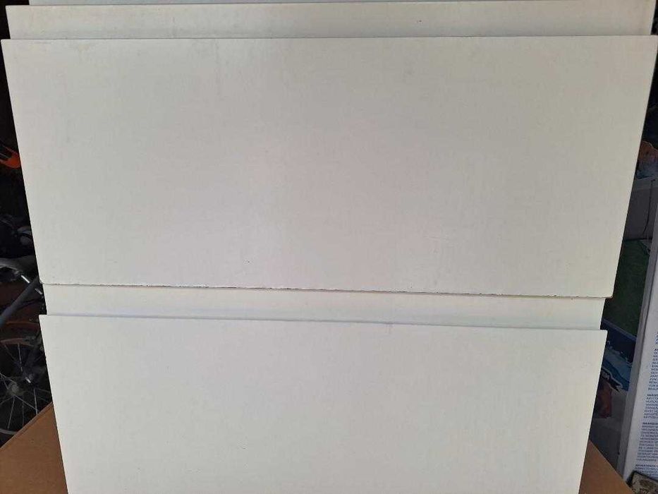 Obiecte sanitare baie: Cadă cu hidromasaj, chiuvetă cu mască (sertare), oglindă