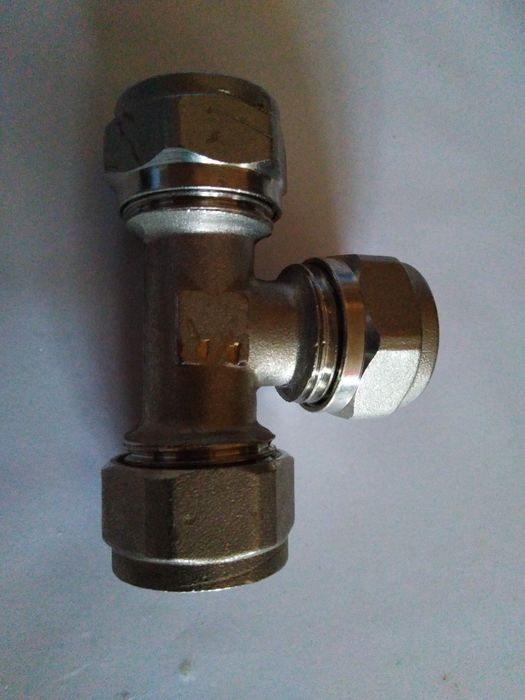 Mufa în forma de t pt. furtun  Rezervor wc