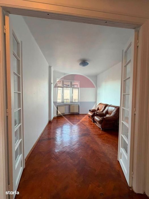 3 camere Centrul Vechi, vedere Calea Victoriei, clădire interbelică