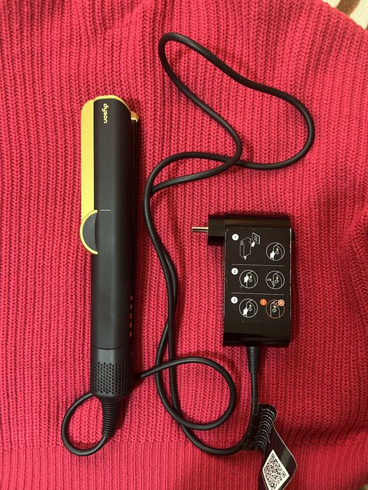 Dyson Airstrait Gold and black