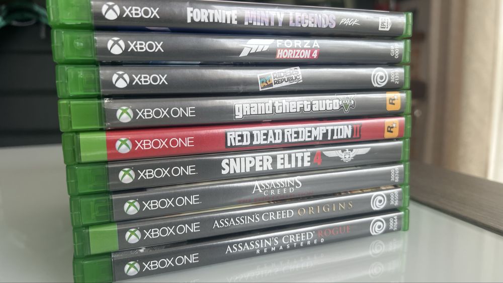 Vând Xbox One S , controler inclus , plus 9 jocuri