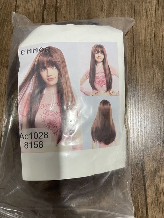 Красивый женский парик с челко