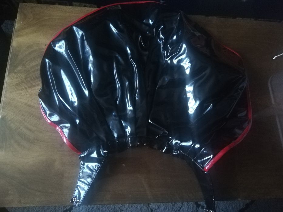 Лачена/латексова Качулка