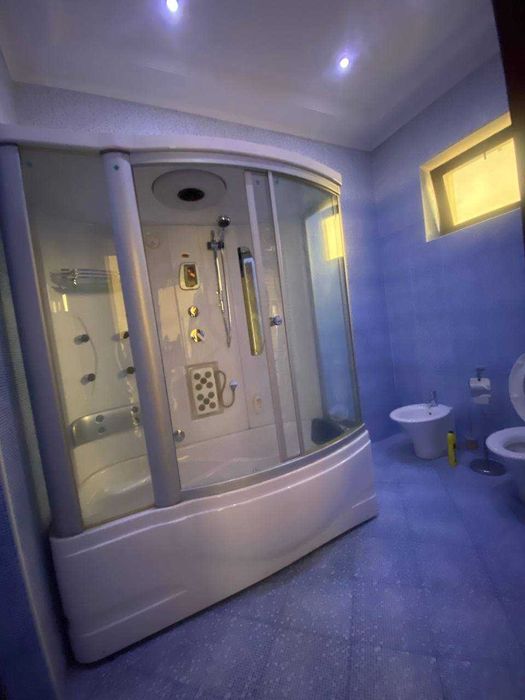 Аренда дома в центре ,гост. Россия 9соток 10 комнат 8000у.е