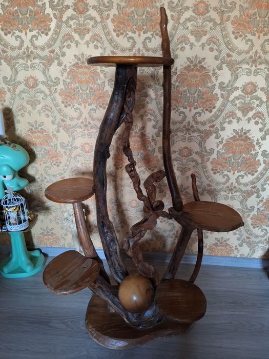 Деревяная декоративная подставка под цветы.