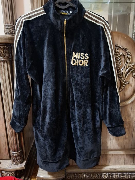 Ayollar kiyimi.                              .