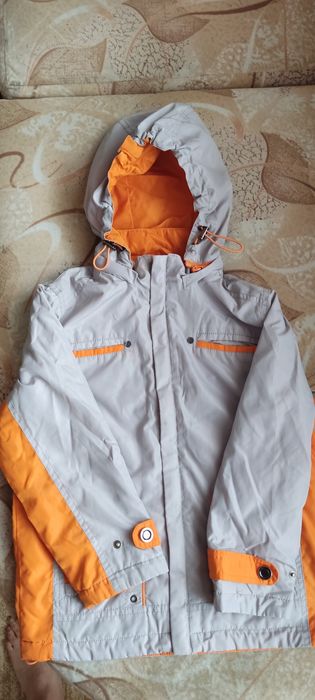 Продам куртку на мальчика.