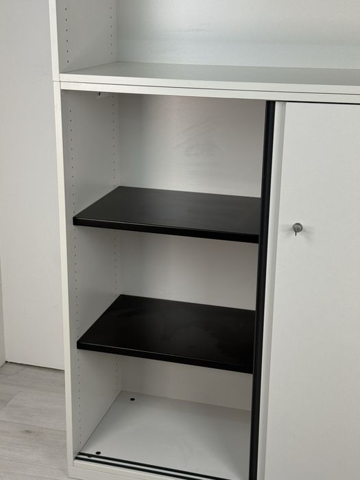 Шкаф етажарка с плъзгащи врати и допълнителна ракла,