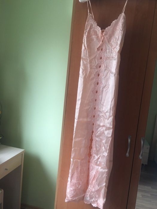 Сатенена дълга нощница с горна част