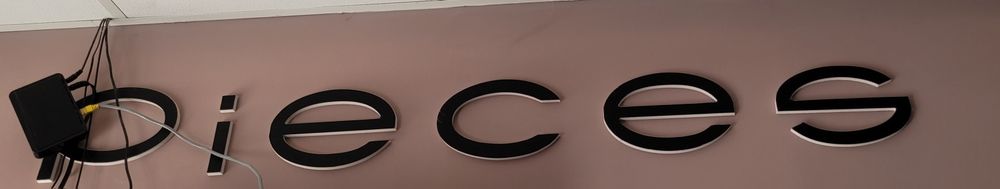 Букви и имена на марки дрехи