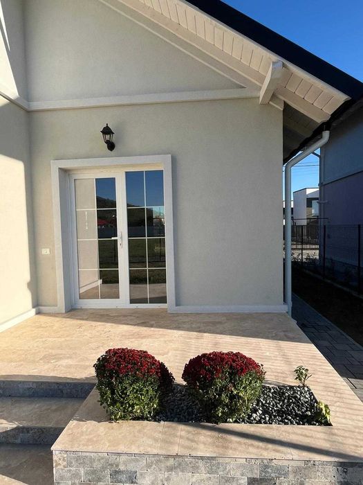 Locuință nouă cu stil scandinav – curte generoasă și finisaje premium!