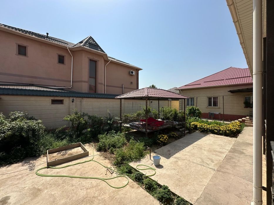 Два дома на участке в микрорайоне "САМАЛ-2".