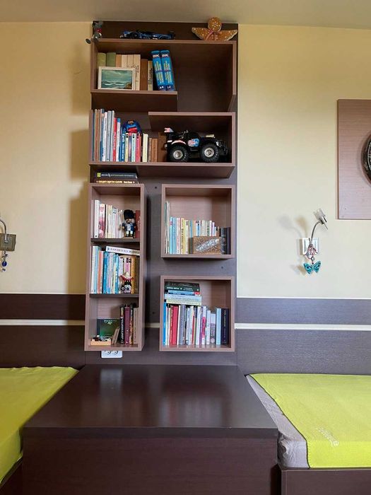 Детска стая с две легла с матраци, ракла и секция