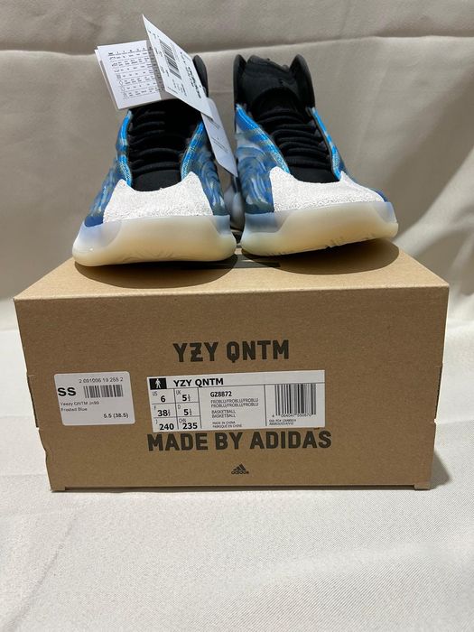 Yeezy Quantum noi cu eticheta