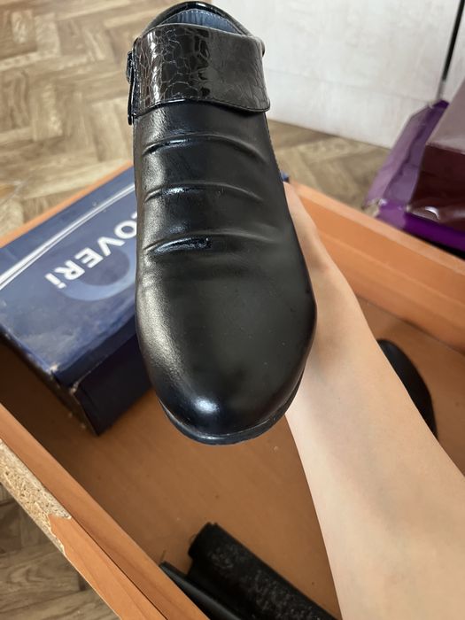 Продам женсую обувь