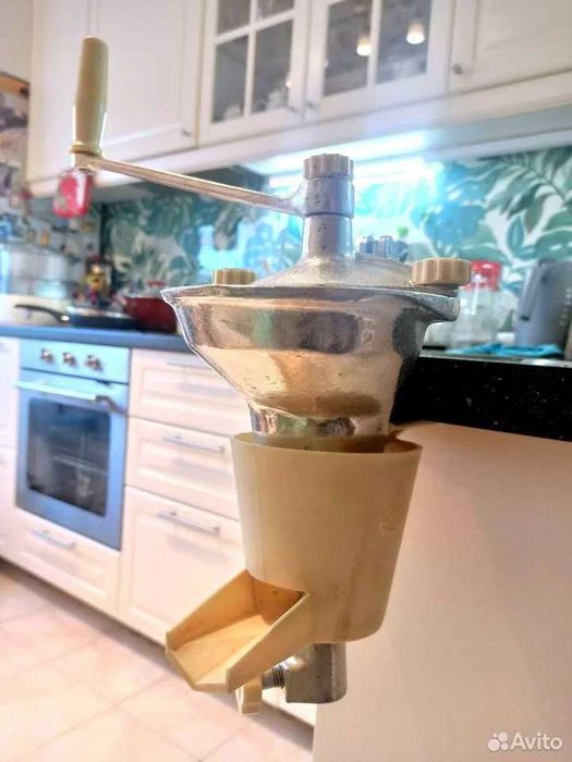 Чугунная соковыжималка СБ-4 . завод *Лиепайсельмаш* СССР  1984 г.