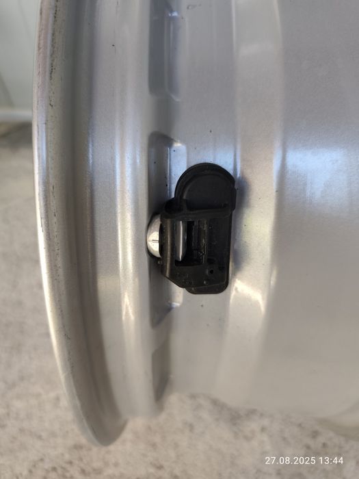 16/5/112-МЕРЦЕДЕС Ц и Е класа W 205 НОВ модел перфектни