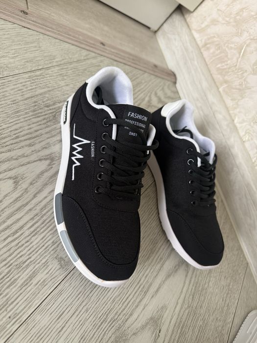 Кроссовки 40-41 размер