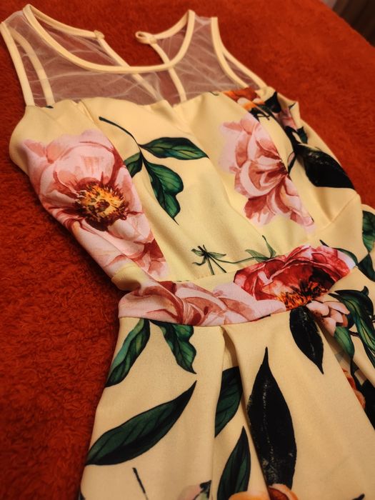 Жълта рокля на цветя