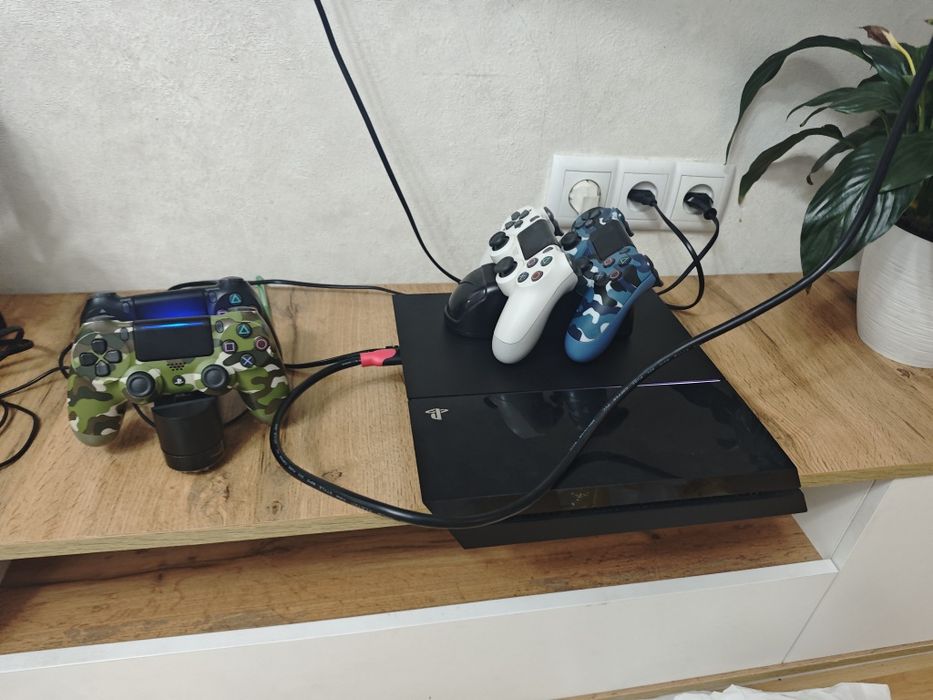 Playstation 4 1 tb с более 200 играми