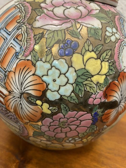 Китайска порцеланова ваза с  капак начало-средата на XX в., Китай