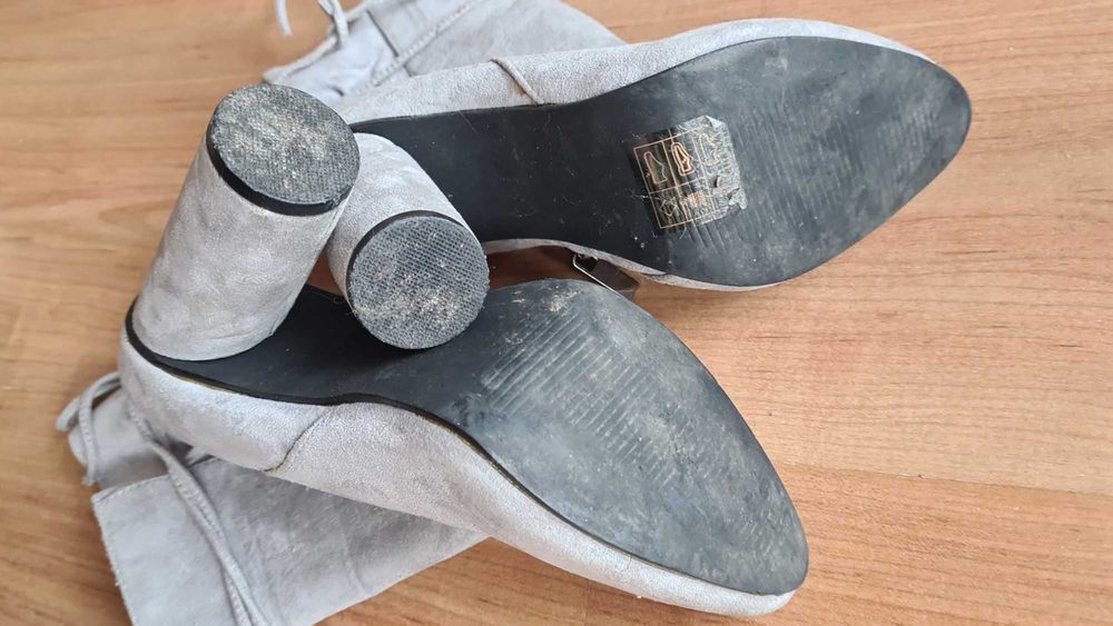 Сиви велурени боти