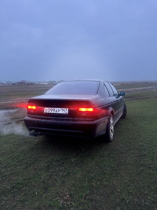 BMW e39 черного цвета