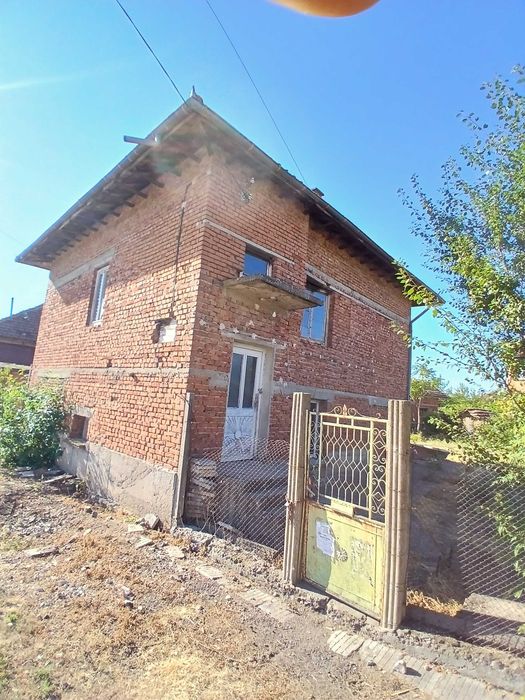 Продавам голяма къща в село малорад