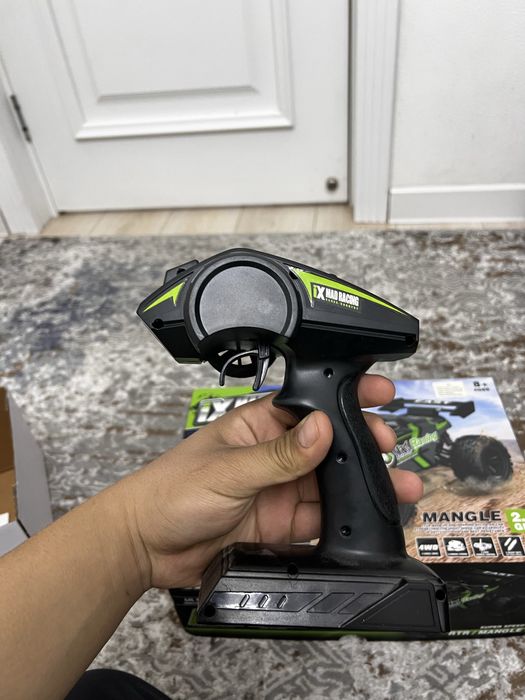 Игрушечная машинка на пульте управление