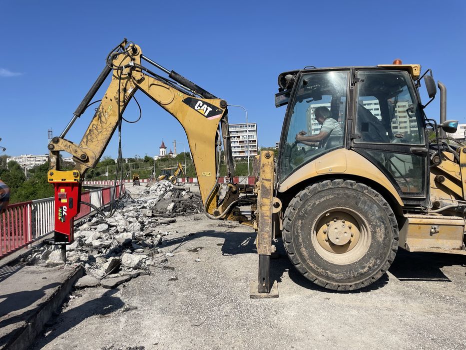 Buldoexcavator cu picon, Demolari, Evacuari moloz