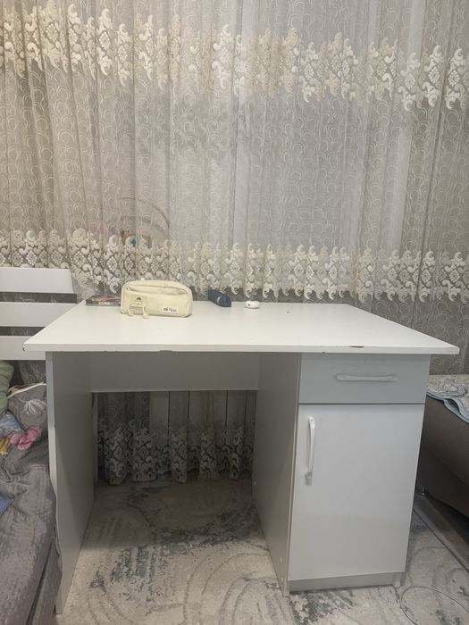 Стол для учебы удобный