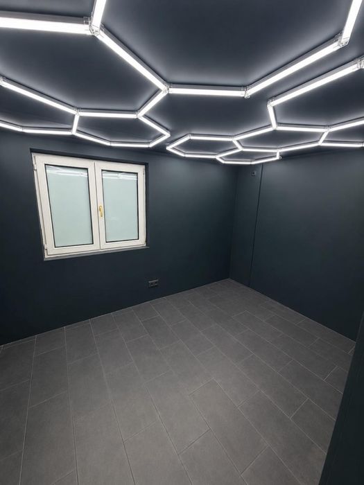 Inchiriez o camera intr un salon ( post de lucru)