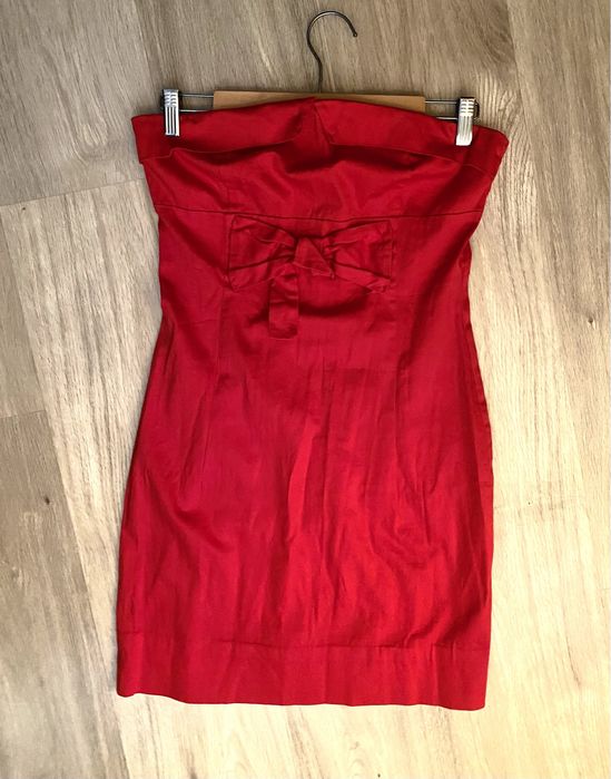 Червена къса рокля
