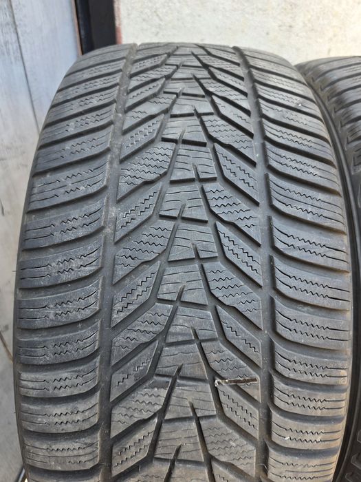 Vand două anvelope de iarna hankook  255 45 18 dot 1824