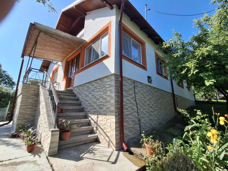 Casa 5 camere, beci, garaj, suprafata construita 134 mp util 112 mp, teren intravilan 1200 mp Deschidere 45 metri, pomi fructiferi