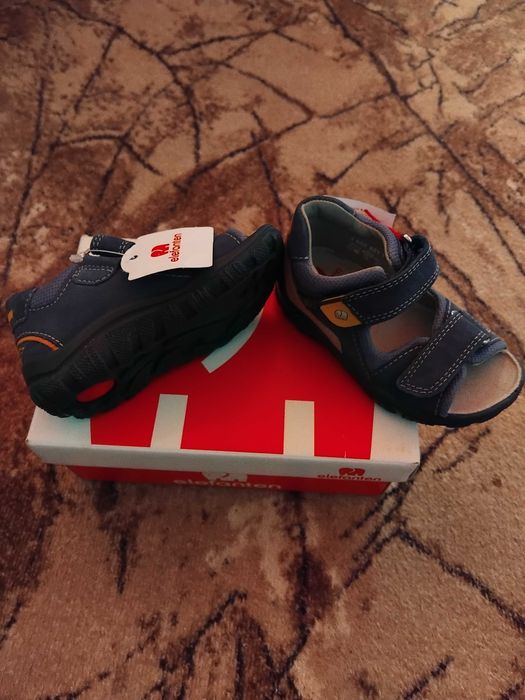 Чисто нови детски сандали