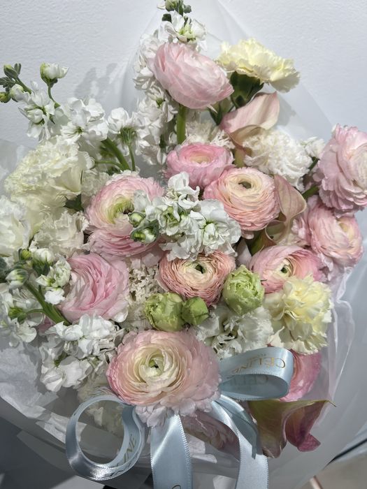 Букет ранункулюсы лилии