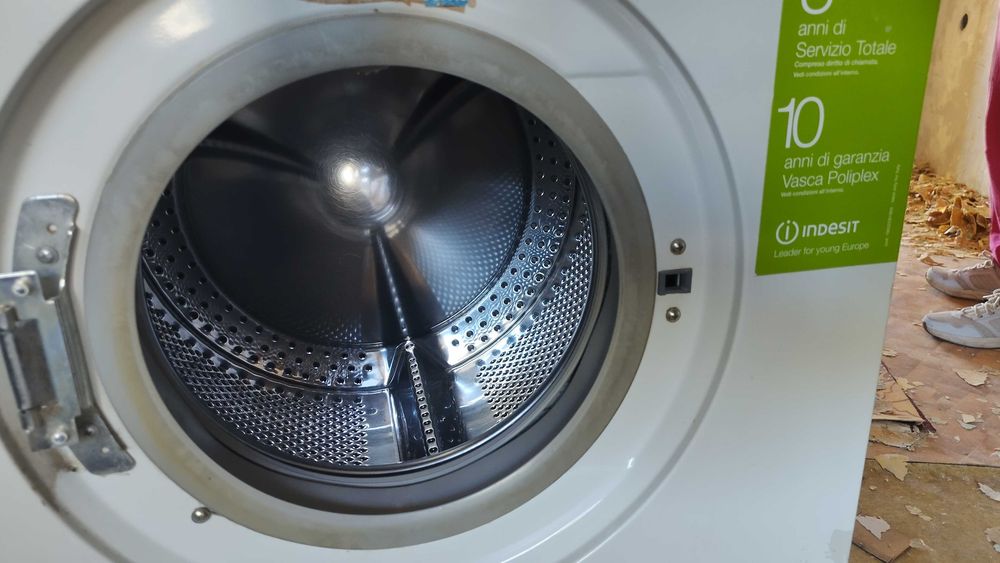 Пералня Indesit за части – работещ мотор и електроника