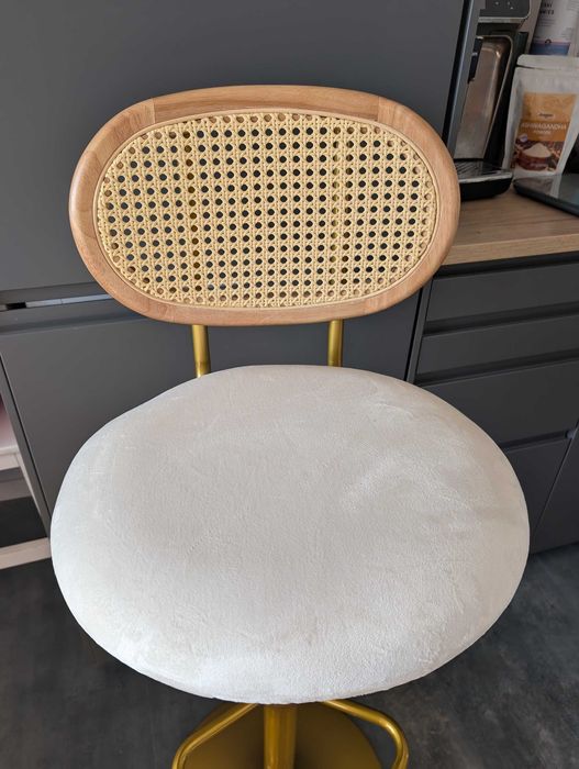 НОВИ бар маса и два стола в златно, ратан и кадифе