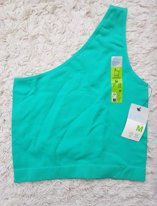 Бешевни блузи и потничета с едно рамо