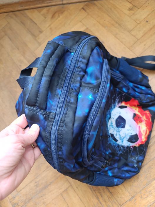 Раница с футболна топка за училище