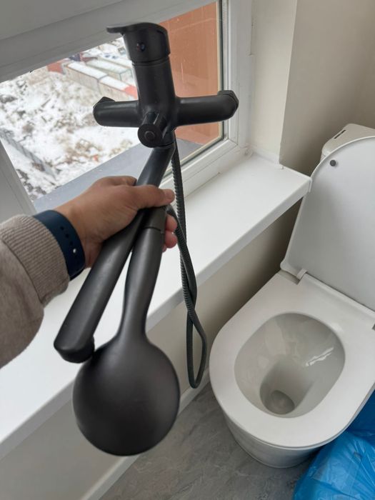 Продам новый унитаз и сместитель для душа