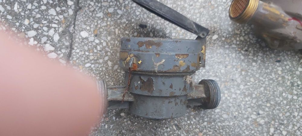 Продавам два броя стари работещи водомери