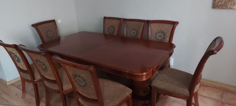 Продам стол и 8 стульев дерево массив