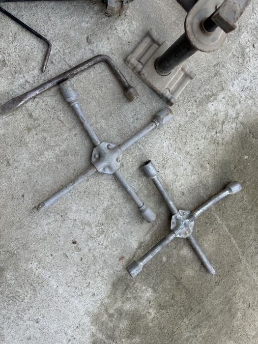 Домкрат и ключ подставка