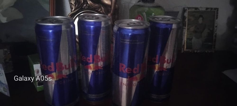 Red Bull  напиток энергетик.