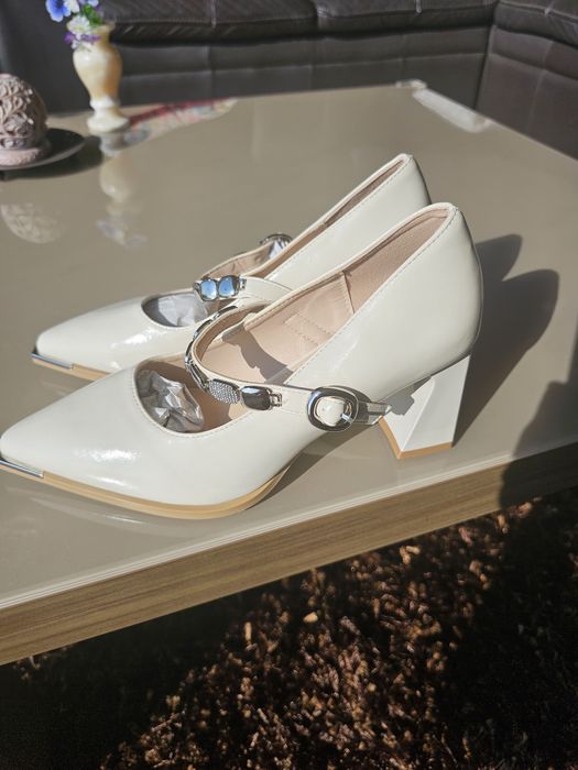 Нови, удобни, дамски обувки.