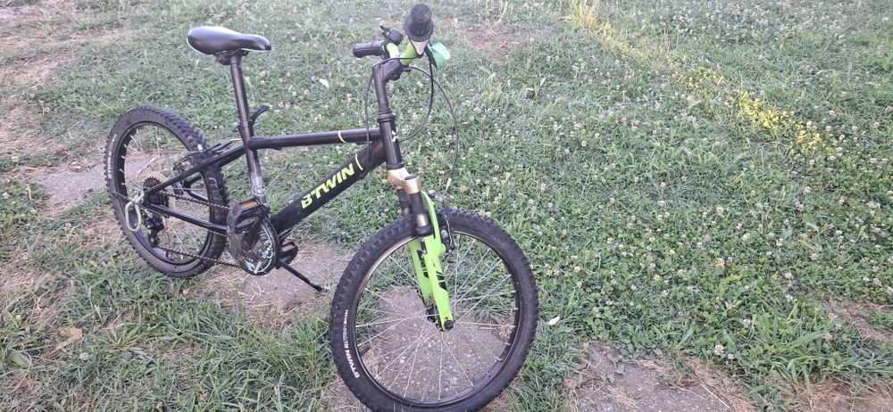 Bicicleta BT'WIN 26 inch cu suspensie numai in fata si are 6 viteze
